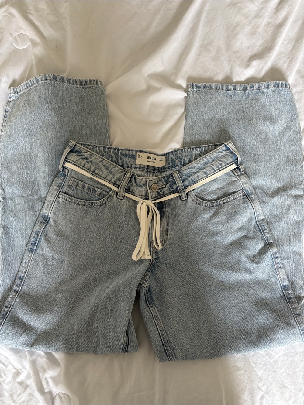Hollister Light Wash low rise baggy jeans with white (removable) drawstring - Picture 3 of 3